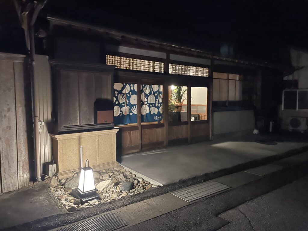 夜の外観